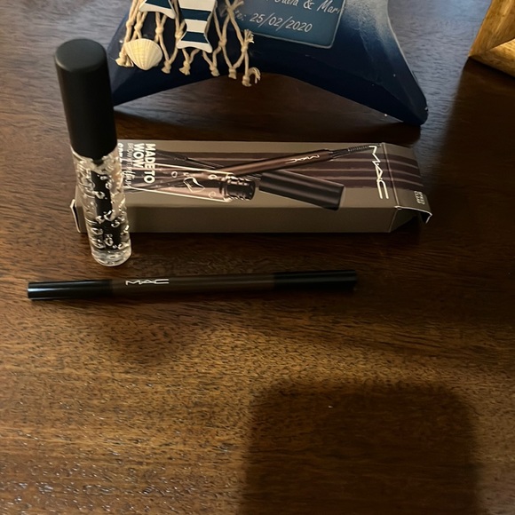 MAC “Spike clear ” brows set me in box - Picture 2 of 2